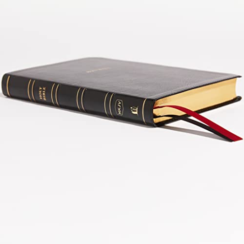 NKJV, Thinline Reference Bible, Leathersoft, Black, Thumb Indexed, Red Letter, Comfort Print: Holy Bible, New King James Version