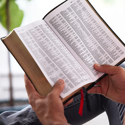NKJV, End-of-Verse Reference Bible, Compact, Leathersoft, Black, Red Letter, Comfort Print: Holy Bible, New King James Version