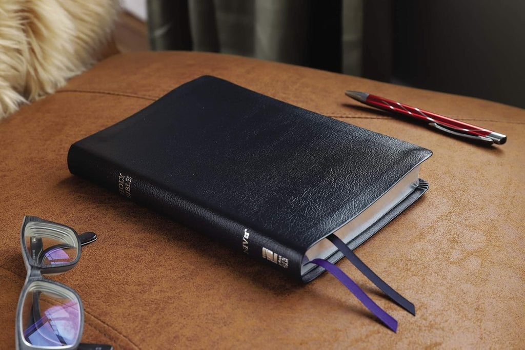 NIV, Thinline Bible, Bonded Leather, Navy, Red Letter Edition: New International Version, Navy, Bonded Leather, Thin line, Red Letter Bonded Leather