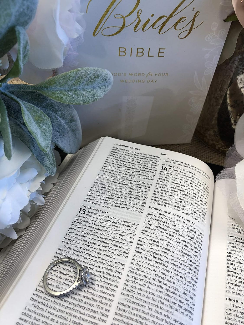 NKJV, Bride's Bible, Leathersoft, White, Red Letter, Comfort Print: Holy Bible, New King James Version