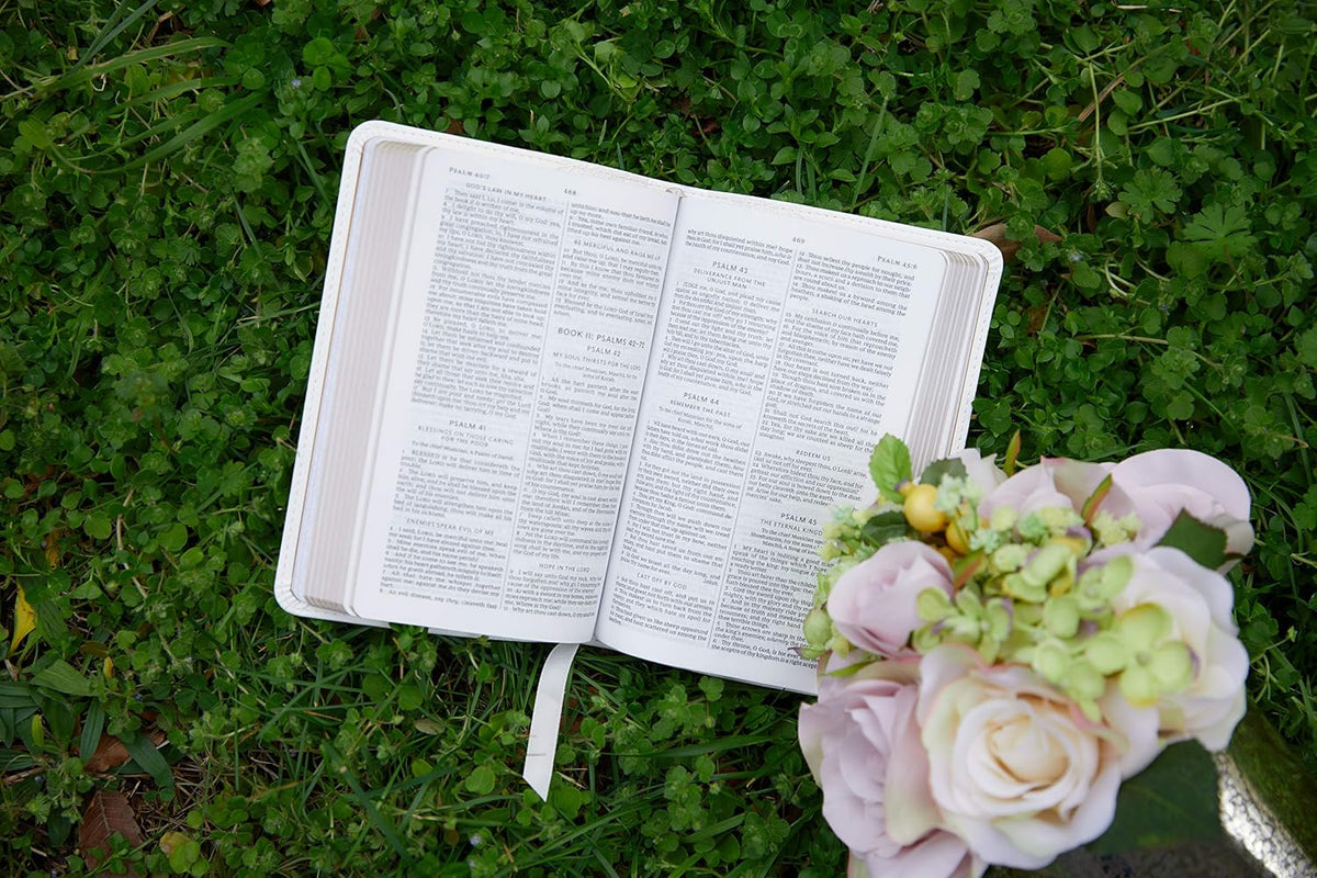 NKJV, Bride's Bible, Leathersoft, White, Red Letter, Comfort Print: Holy Bible, New King James Version
