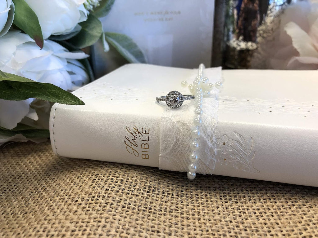 NKJV, Bride's Bible, Leathersoft, White, Red Letter, Comfort Print: Holy Bible, New King James Version