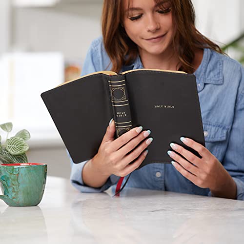 NKJV, Reference Bible, Classic Verse-by-Verse, Center-Column, Leathersoft, Black, Red Letter, Comfort Print: Holy Bible, New King James Version