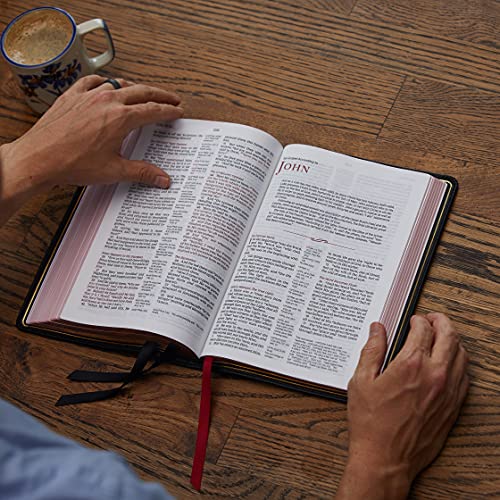 NKJV, Reference Bible, Classic Verse-by-Verse, Center-Column, Leathersoft, Black, Red Letter, Comfort Print: Holy Bible, New King James Version