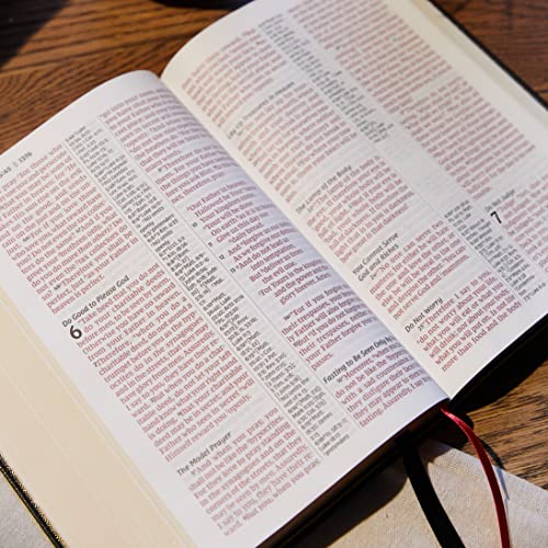NKJV, Deluxe Reference Bible, Center-Column Giant Print, Leathersoft, Burgundy, Red Letter, Comfort Print: Holy Bible, New King James Version