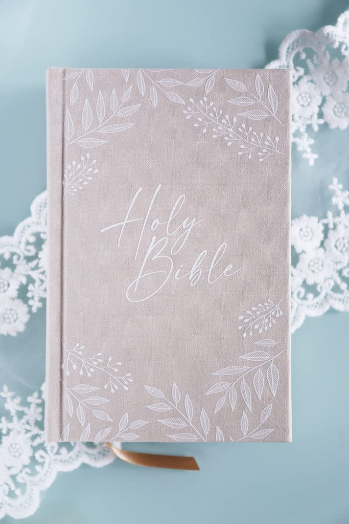 Holy Bible: New International Version, Bride's Bible, Cream, Cloth over Board, Red Letter, Comfort Print Hardcover