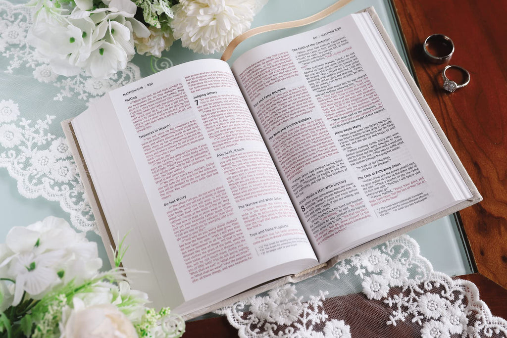 Holy Bible: New International Version, Bride's Bible, Cream, Cloth over Board, Red Letter, Comfort Print Hardcover